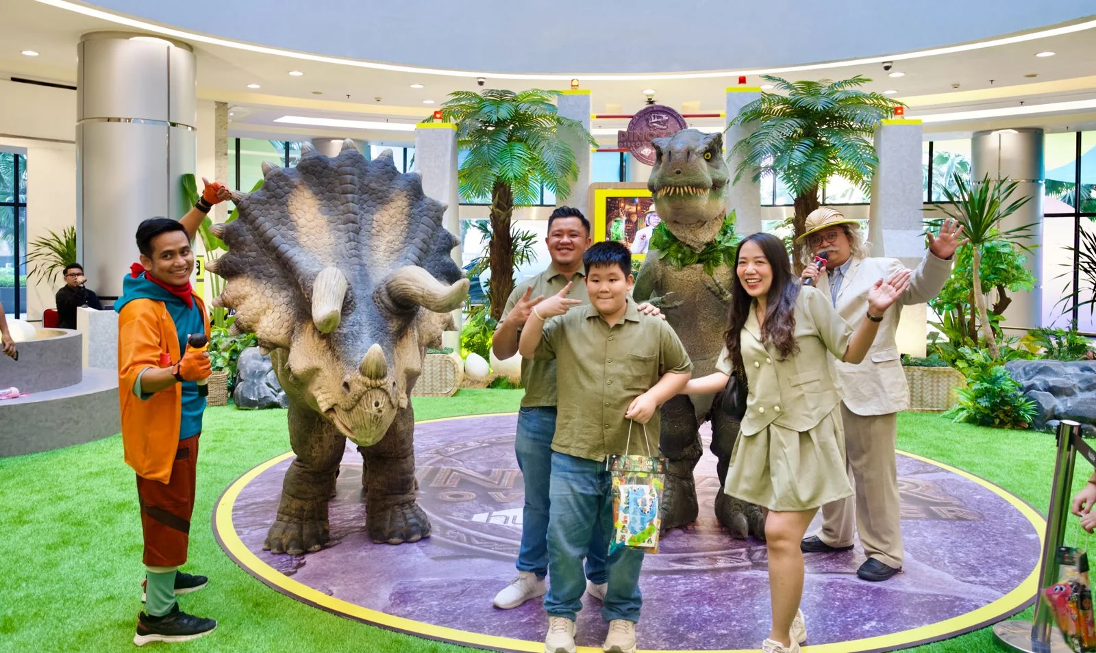 Dinosaur Live Show, Atraksi yang Bikin Liburan Seru  - Hublife Taman Anggrek
